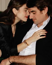 Giulia Be se casa com Conor Kennedy em vestido Harris Reed feito sob medida