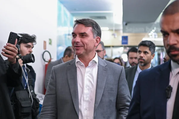 Abaixo-assinado contra título de cidadão a Flávio reúne 136 mil assinaturas - destaque galeria
