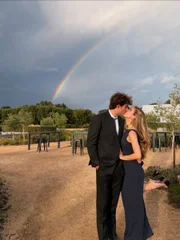Giulia Be se casa com Conor Kennedy em vestido Harris Reed feito sob medida