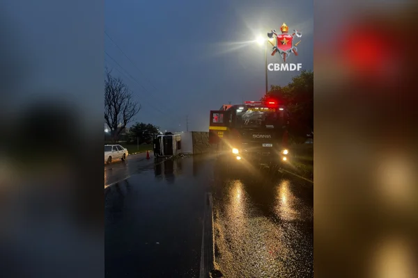 Caminhão tomba na BR-060 e bloqueia duas faixas entre Recanto e Samambaia - destaque galeria