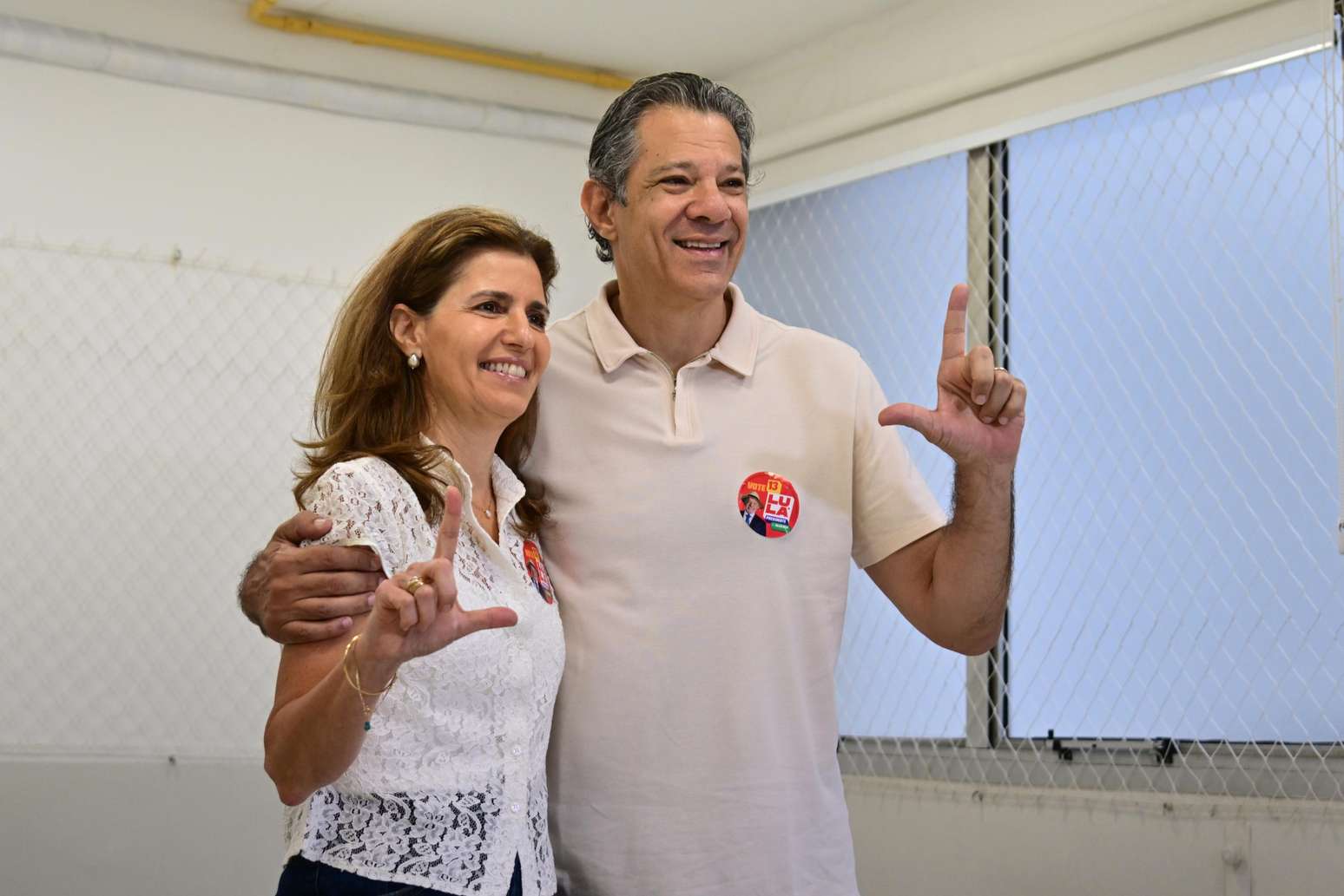 Fernando Haddad (PT), votou em um colégio na zona sul da capital neste domingo, 25, segundo turno das eleições. Na foto, Ana Estela Haddad e Fernando Haddad.