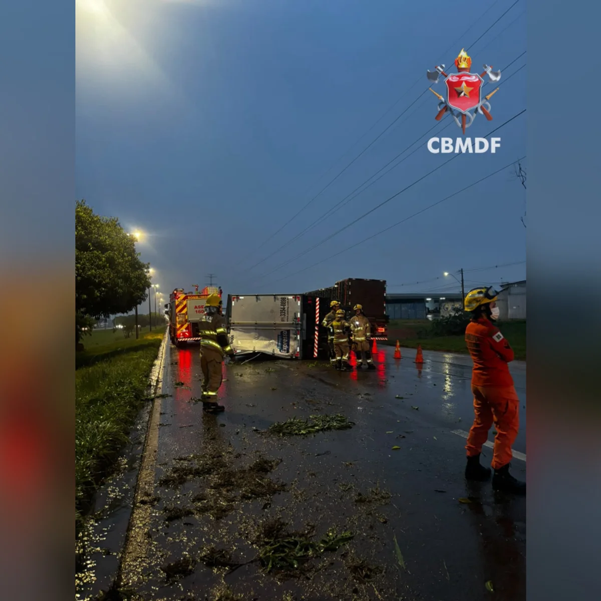 Caminhão tomba na BR-060 e bloqueia duas faixas entre Recanto e Samambaia