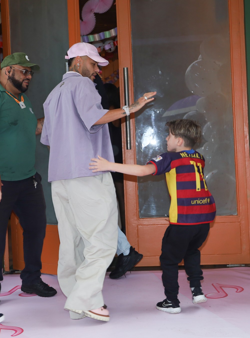 Neymar chega na festa de aniversário de três anos da Mavie — Foto: Edu Araujo / Agnews
