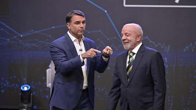 Provocações, bronca e falso alarme de bomba: o debate entre Flávio Bolsonaro e Lula em 7 pontos