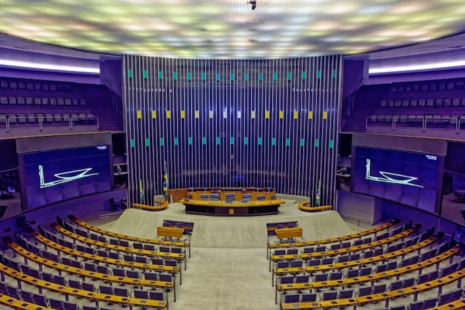 Duas federações e 12 partidos não alcançam cláusula de barreira; lista tem PSOL, Missão e PDT