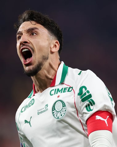 Palmeiras tem início avassalador, bate Athletico com um a menos e dorme na liderança do Brasileirão