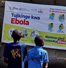 Foto de arquivo: crianças congolesas leem um cartaz de conscientização de agências de ajuda que intensificam os esforços para conter um novo surto de ebola envolvendo a cepa Bundibugyo, em Bunia, província de Ituri, República Democrática do Congo, em 20 de maio de 2026. Foto: REUTERS - Gradel Muyisa Mumbere / RFI