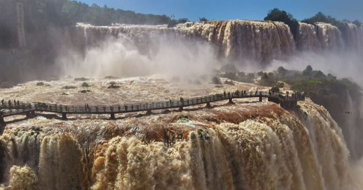 Passarela das Cataratas do Iguaçu é interditada após vazão subir a quase seis vezes a média