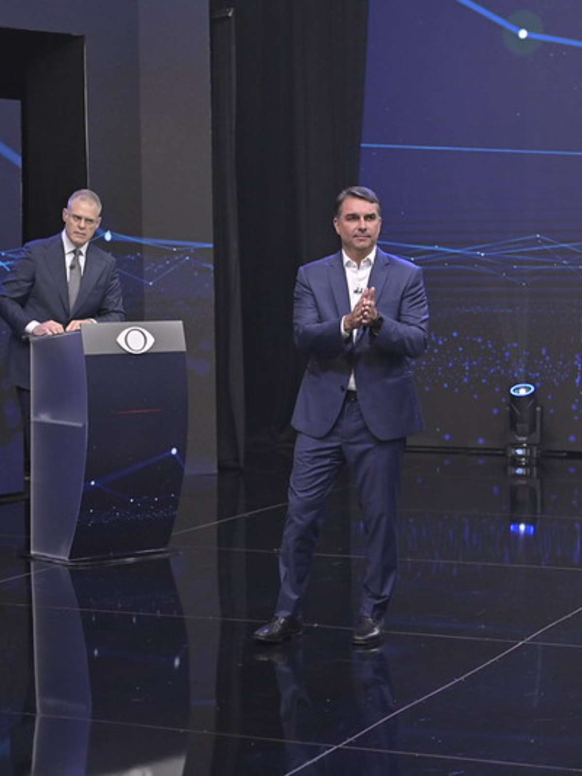 Provocações, bronca e falso alarme de bomba: o debate entre Flávio Bolsonaro e Lula em 7 pontos