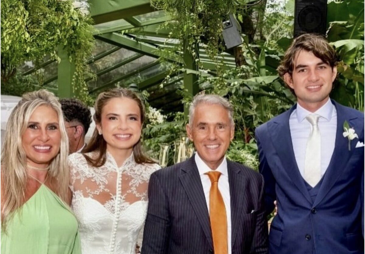 Giulia Be se casa com Conor Kennedy em vestido Harris Reed feito sob medida