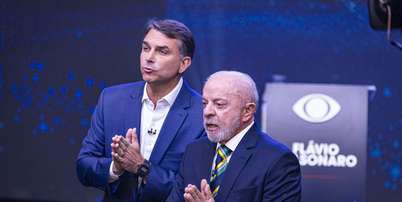 Lula e Flávio Bolsonaro durante debate da Band Foto: BRUNO MOTTA/ENQUADRAR / Estadão