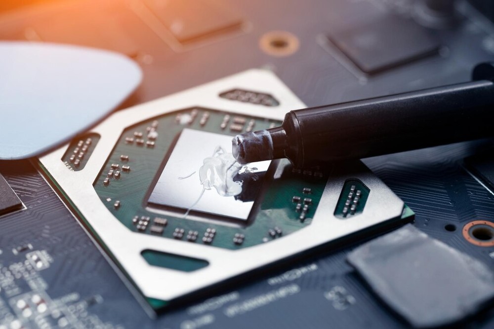 Aplicação de pasta térmica no processador ajuda a diminuir o superaquecimento. — Foto: Reprodução/Freepik: vladyslavhoroshevych
