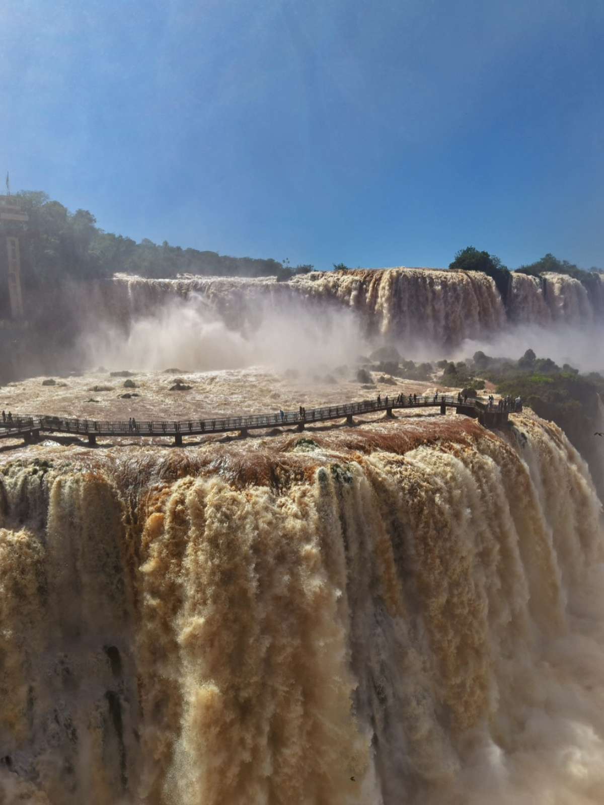 Passarela das Cataratas do Iguaçu é interditada após vazão subir a quase seis vezes a média