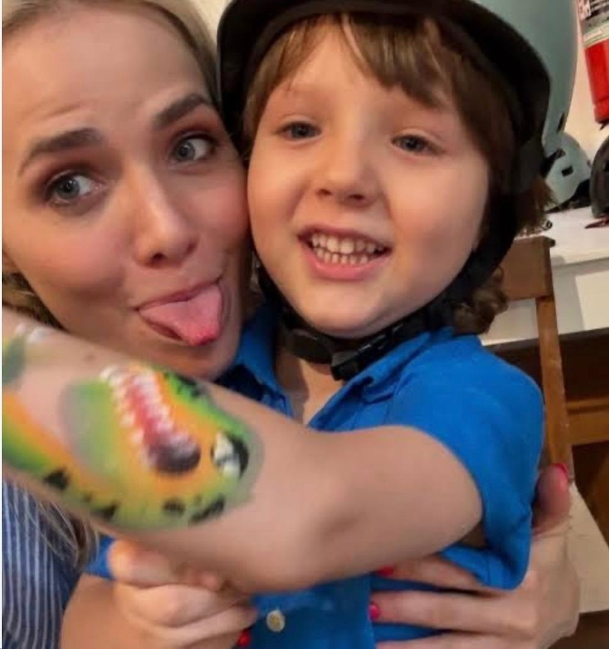 Leticia Colin fala das dores, culpas e delícias da maternidade: 'Sinto um amor violento pelo meu filho'