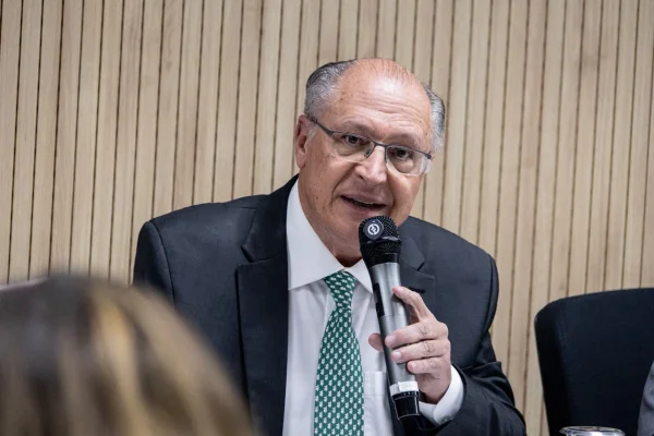 Alckmin diz que vê com "preocupação" possível partidarismo no Judiciário