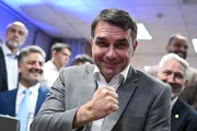 Imagem da matéria: Abaixo-assinado contra título de cidadão a Flávio reúne 136 mil assinaturas