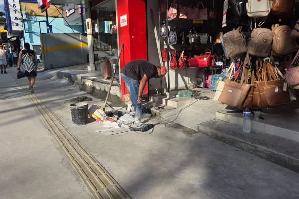 Obra da prefeitura em calçada gera crítica de comerciantes em Itaquera - destaque galeria