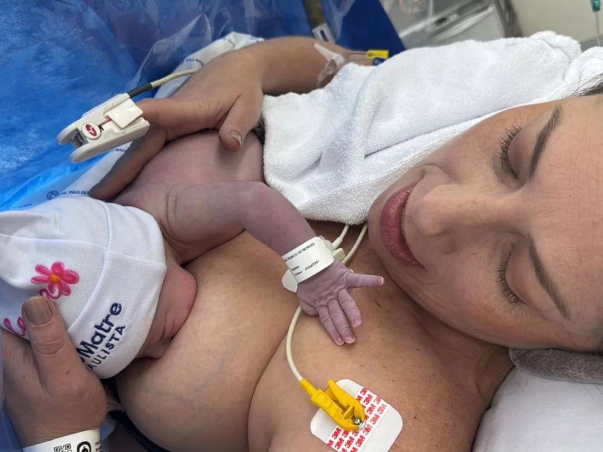 Outubro Rosa: 5 anos após câncer de mama, mulher engravida e amamenta bebê