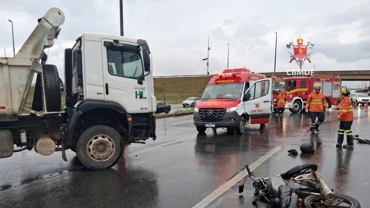 EPTG tem duas faixas interditadas após acidente entre moto e caminhão