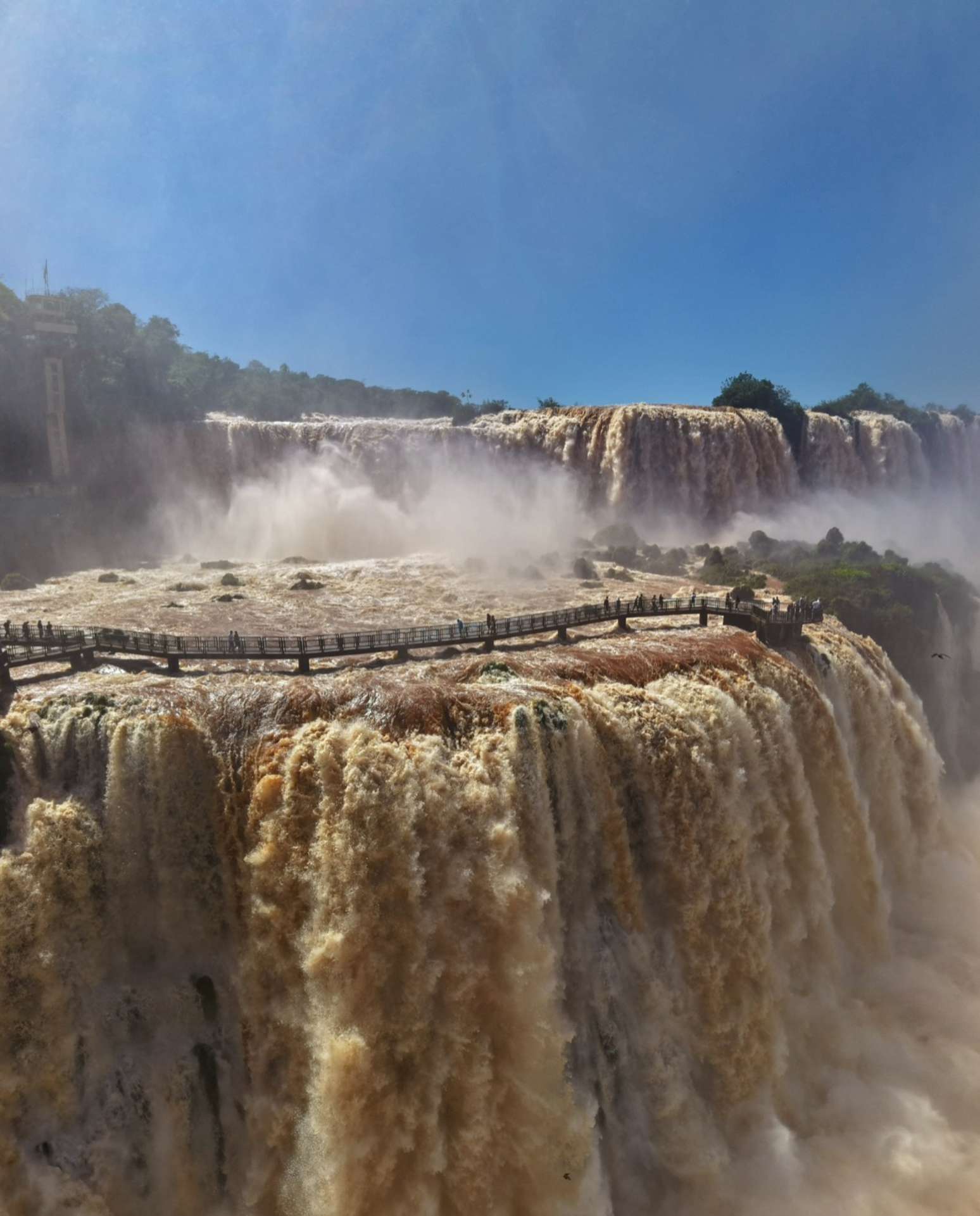 Com vaz&atilde;o quase seis vezes maior que a m&eacute;dia para o per&iacute;odo, passarela das Cataratas do Igua&ccedil;u s&atilde;o fechadas para visita&ccedil;&atilde;o