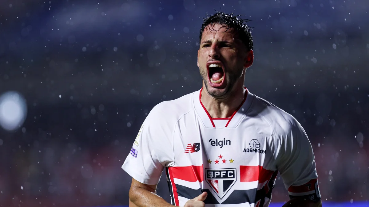 Calleri decide, marca duas vezes e São Paulo vence Vitória pelo Brasileirão