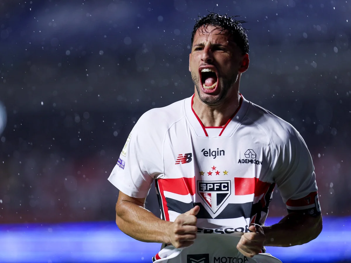 Calleri decide, marca duas vezes e São Paulo vence Vitória pelo Brasileirão