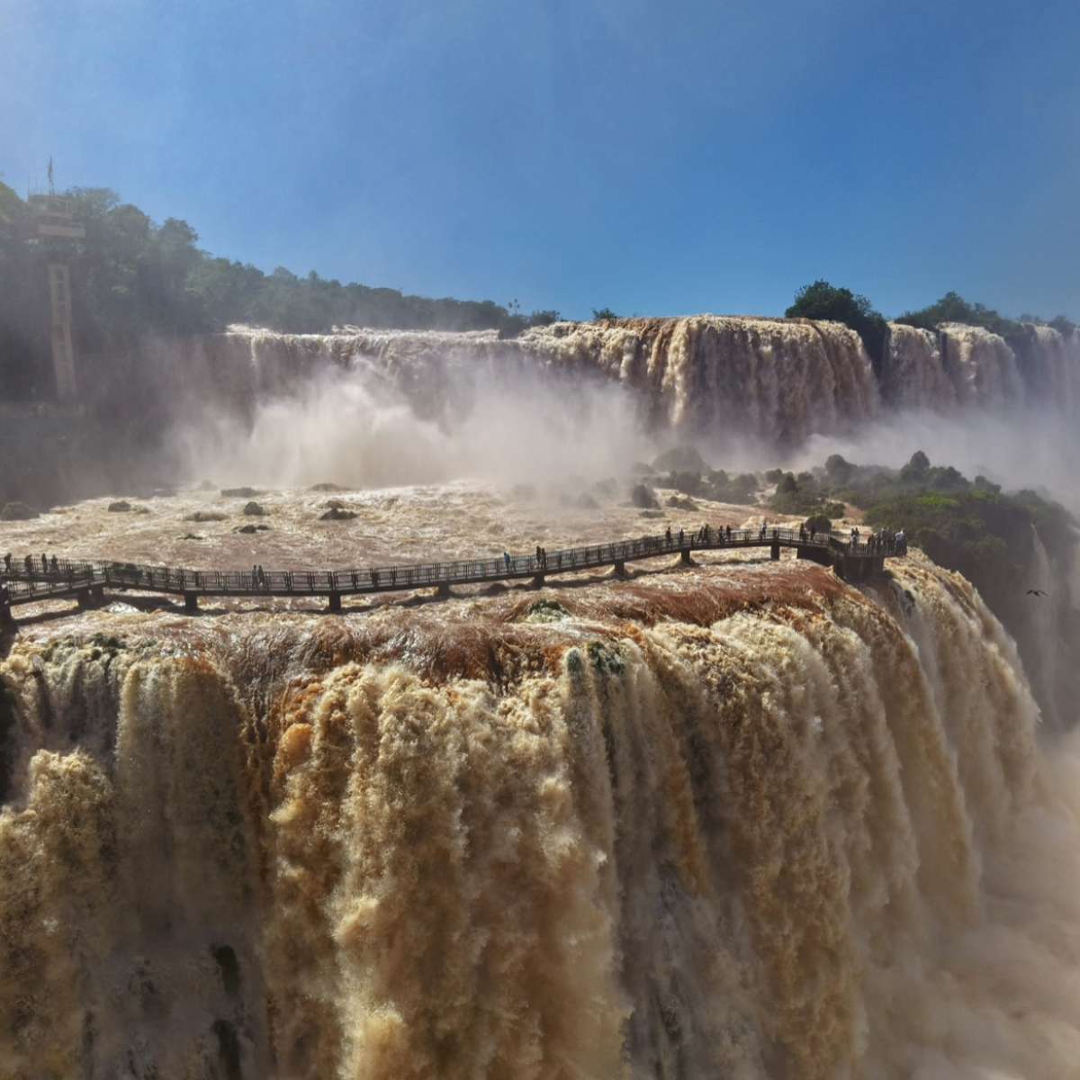 Passarela das Cataratas do Iguaçu é interditada após vazão subir a quase seis vezes a média