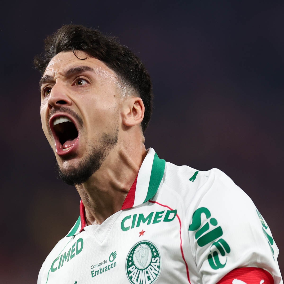 Palmeiras tem início avassalador, bate Athletico com um a menos e dorme na liderança do Brasileirão