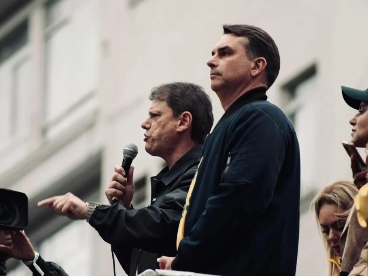 Reeleito, Tarcísio vai a Brasília discutir campanha de 2º turno de Flávio