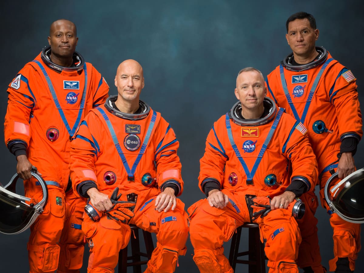 Tripulación del Artemis III, que incluye, de izquierda a derecha, a Andre Douglas, Luca Parmitano, Randy Bresnik y Frank Rubio, posando para un retrato oficial
