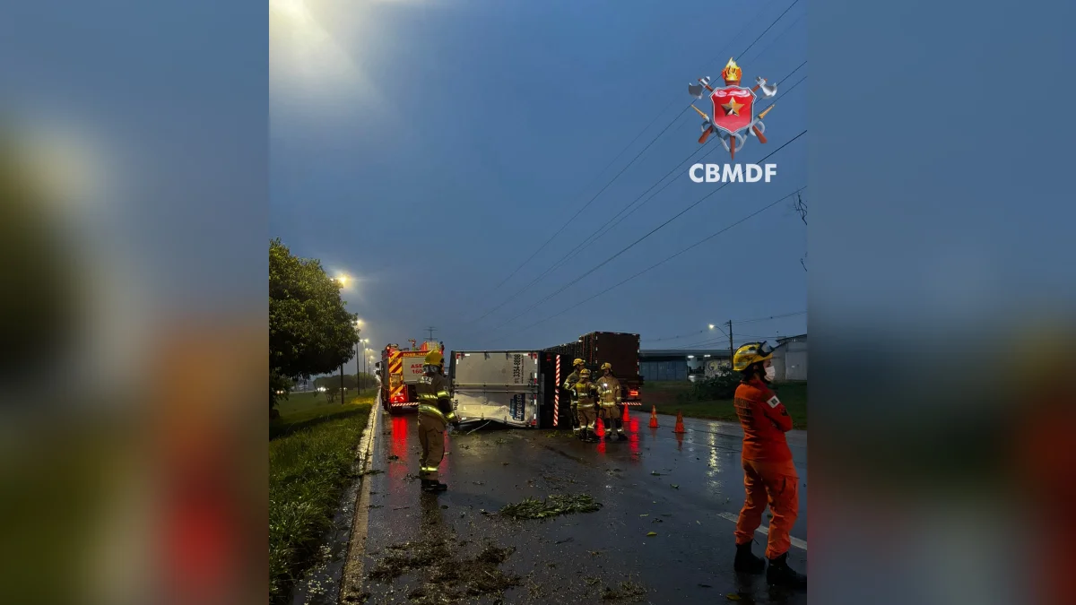 Caminhão tomba na BR-060 e bloqueia duas faixas entre Recanto e Samambaia