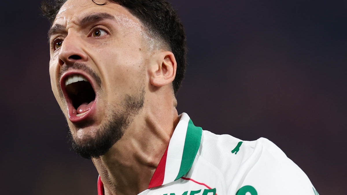 Palmeiras tem início avassalador, bate Athletico com um a menos e dorme na liderança do Brasileirão