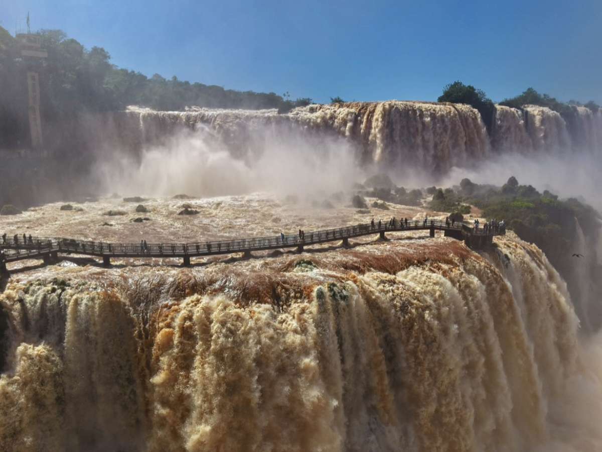 Passarela das Cataratas do Iguaçu é interditada após vazão subir a quase seis vezes a média