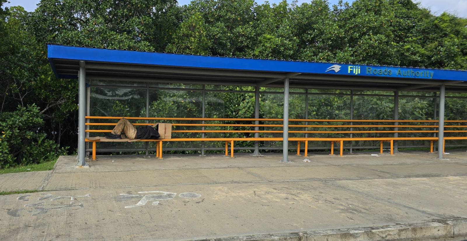 A polícia diz para procurar ajuda se pessoas sem-teto em paradas de ônibus constituírem uma ameaça