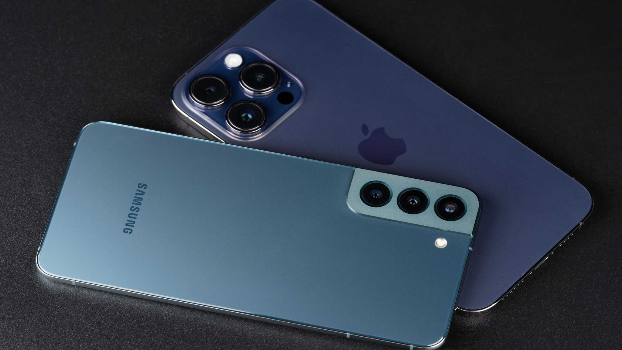 Imagem mostra um celular iPhone e um Samsung Android