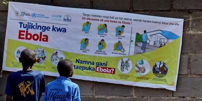 Foto de arquivo: crianças congolesas leem um cartaz de conscientização de agências de ajuda que intensificam os esforços para conter um novo surto de ebola envolvendo a cepa Bundibugyo, em Bunia, província de Ituri, República Democrática do Congo, em 20 de maio de 2026. Foto: REUTERS - Gradel Muyisa Mumbere / RFI