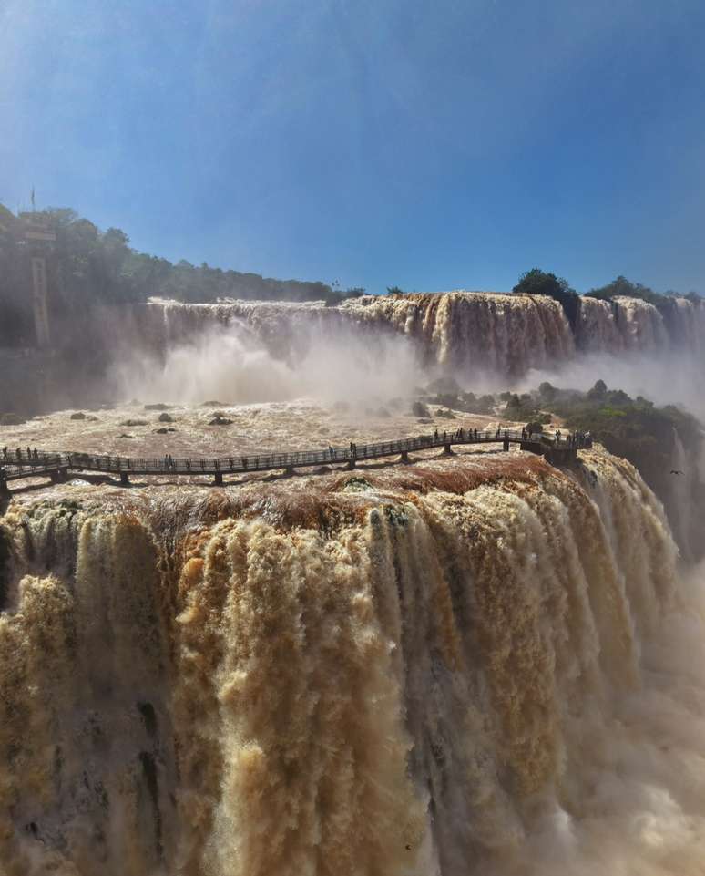 Passarela das Cataratas do Iguaçu é interditada após vazão subir a quase seis vezes a média