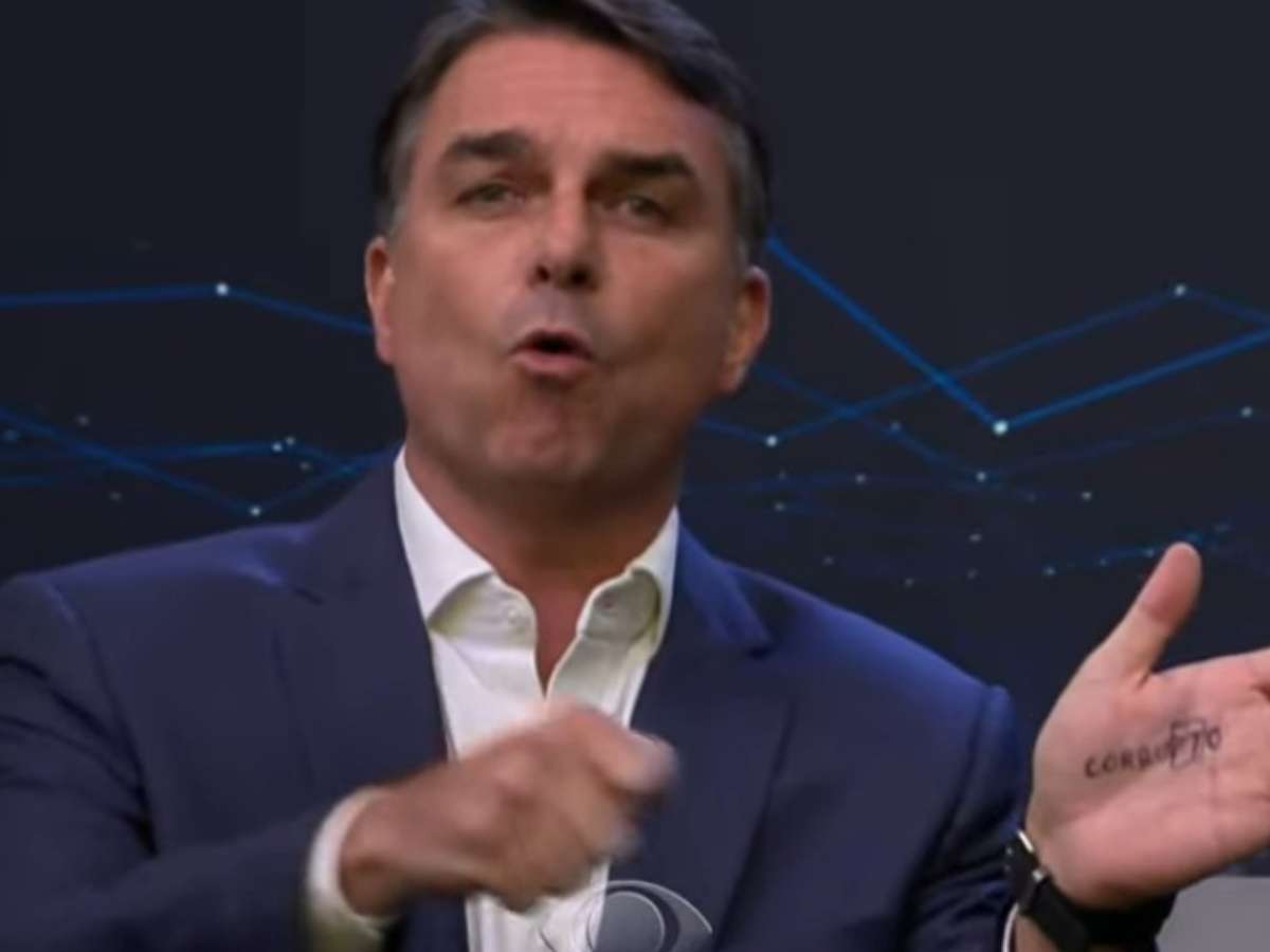 Flávio Bolsonaro mostra palavra 'corrupto' durante debate com Lula e provoca presidente