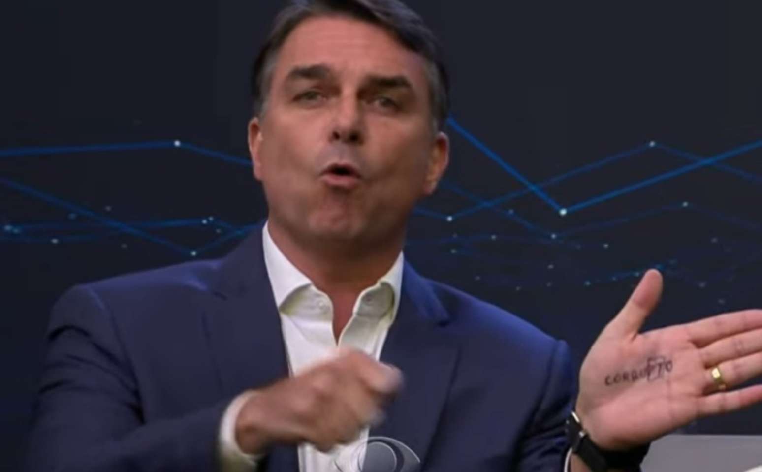 Fl&aacute;vio mostra a palavra 'corrupto' na m&atilde;o