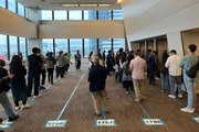 Votação para o 2º turno da eleição brasileira em Ariake Tower, o maior local de votação de Tóquio