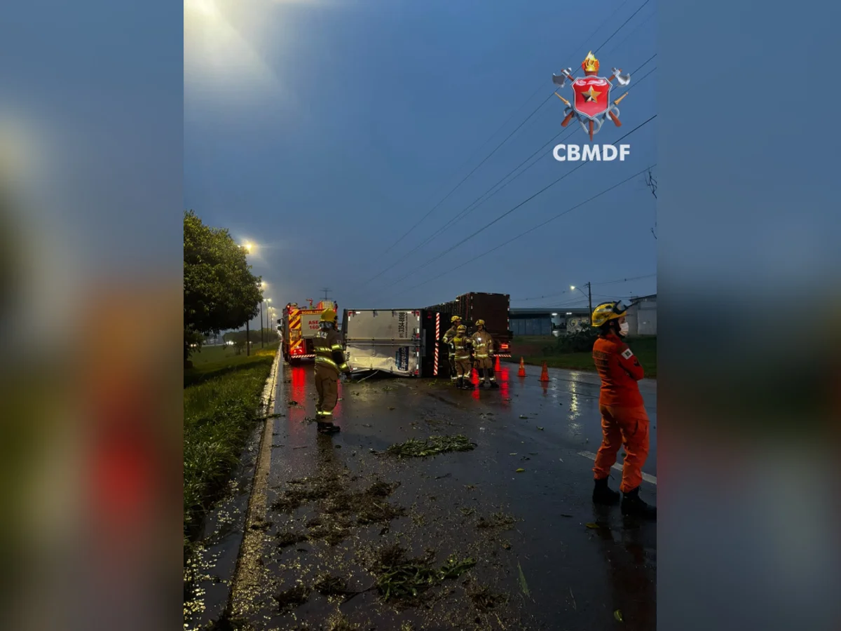 Caminhão tomba na BR-060 e bloqueia duas faixas entre Recanto e Samambaia