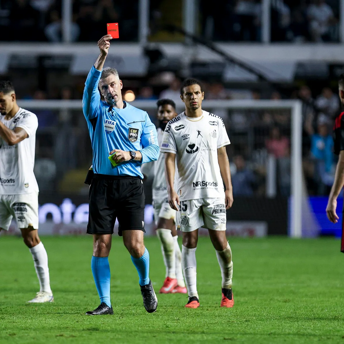 Jorginho diz que Anderson Daronco "fez o pior cenário possível" em expulsão