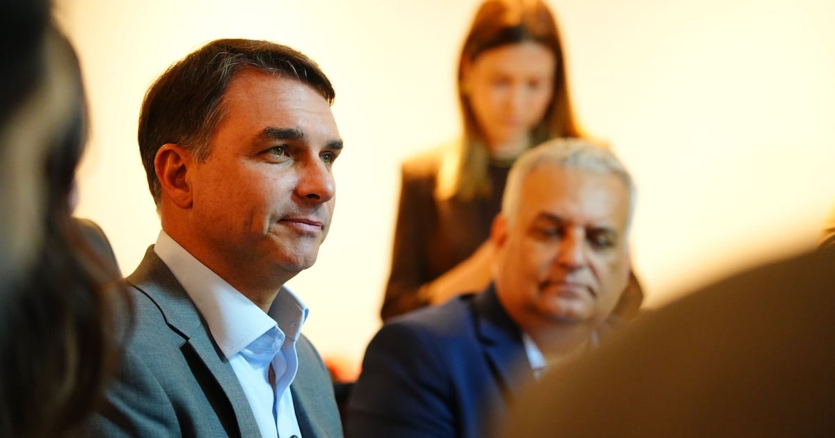 MDB fecha apoio de 17 diretórios estaduais à campanha de Flávio Bolsonaro após reunião
