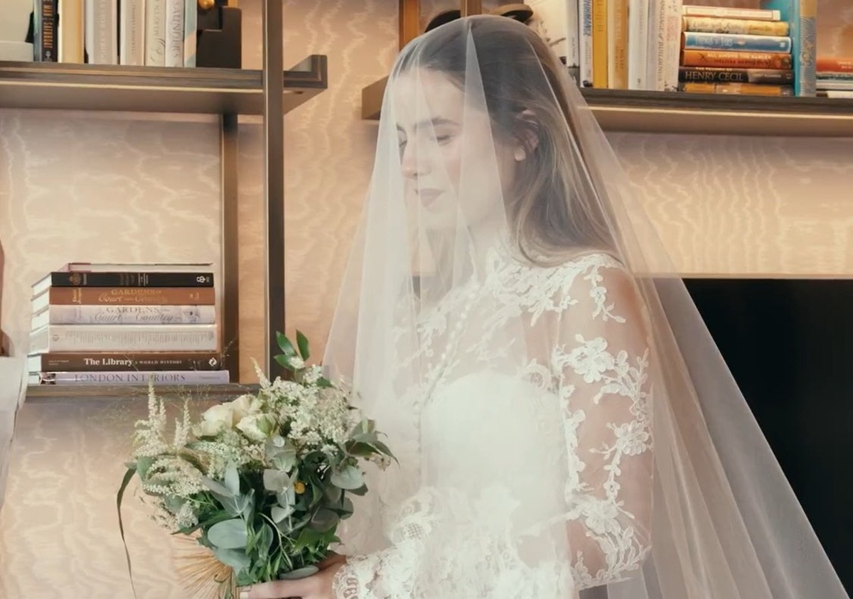 Giulia Be se casa com Conor Kennedy em vestido Harris Reed feito sob medida