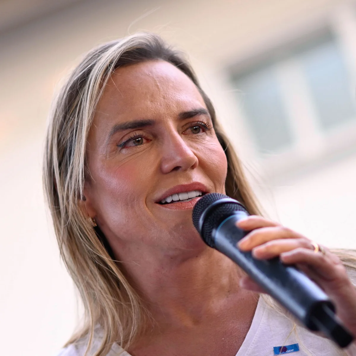 Celina promete ampliar cirurgias e gratuidade no transporte público