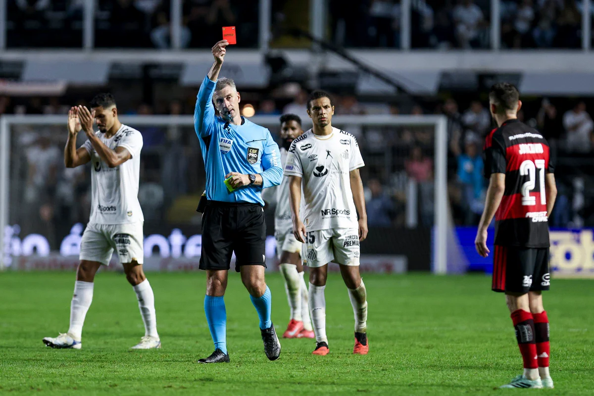 Jorginho diz que Anderson Daronco "fez o pior cenário possível" em expulsão