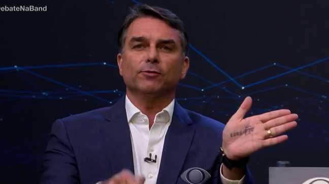 Provocações, bronca e falso alarme de bomba: o debate entre Flávio Bolsonaro e Lula em 7 pontos