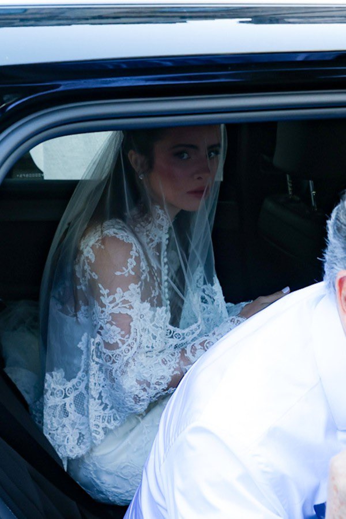Giulia Be se casa com Conor Kennedy em vestido Harris Reed feito sob medida