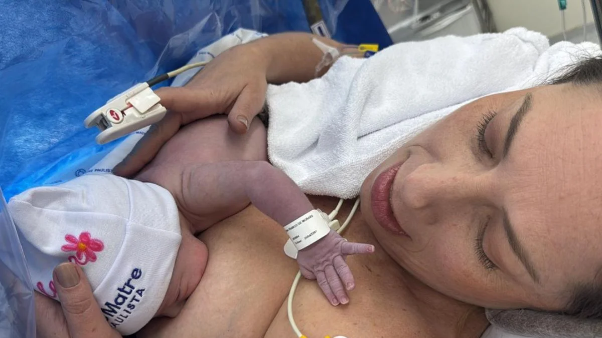 Outubro Rosa: 5 anos após câncer de mama, mulher engravida e amamenta bebê