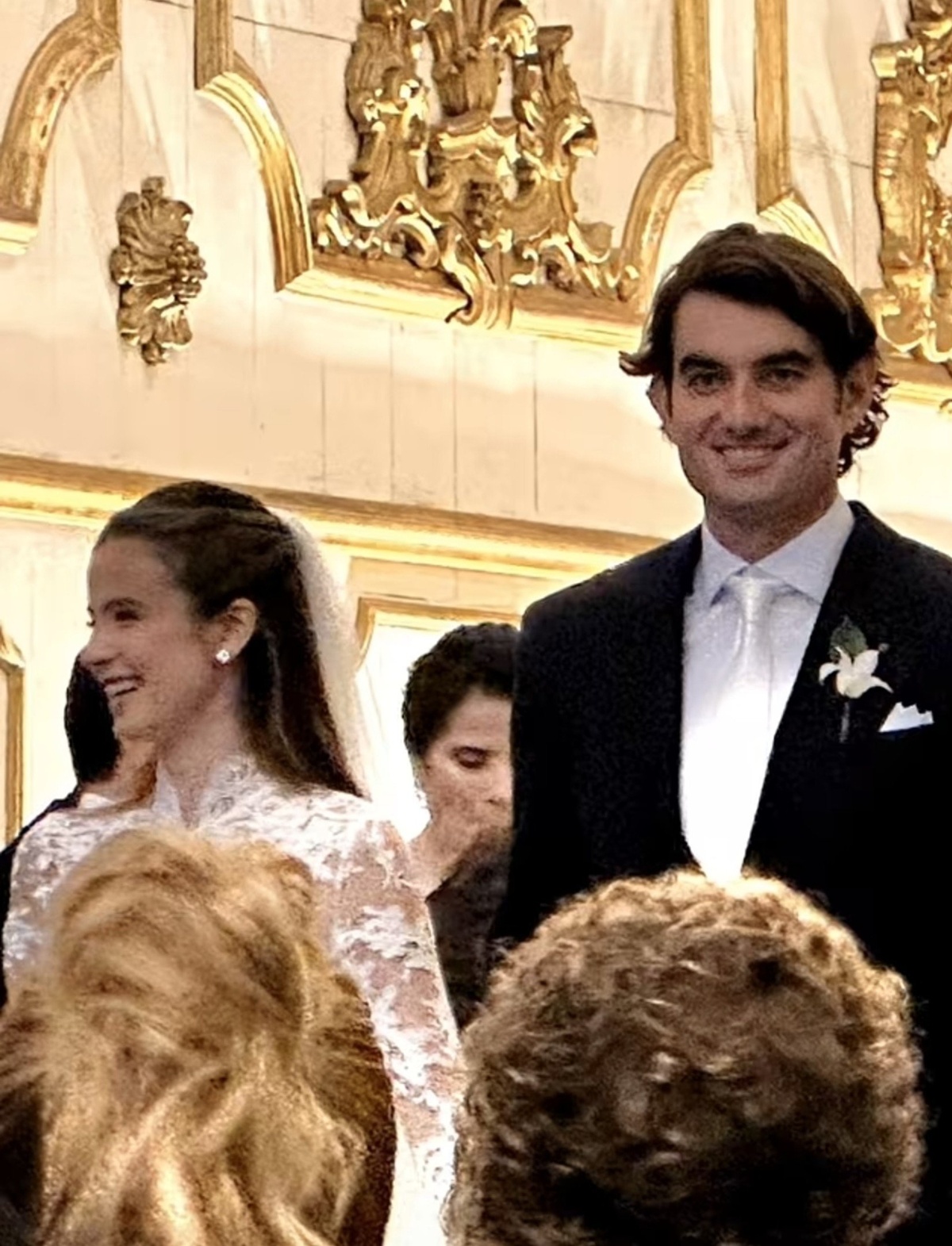 Giulia Be se casa com Conor Kennedy em vestido Harris Reed feito sob medida